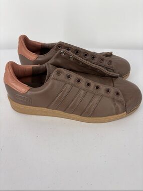 🦕 Adidas Originals Unisex Superstar LUX Shoes, Earth Strata/Gum.